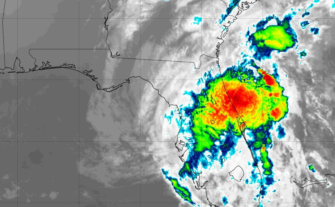 Eta vuelve a ser tormenta tropical y causa torrenciales lluvias en Florida