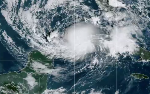 Eta recobra fuerza de huracán rumbo a Florida