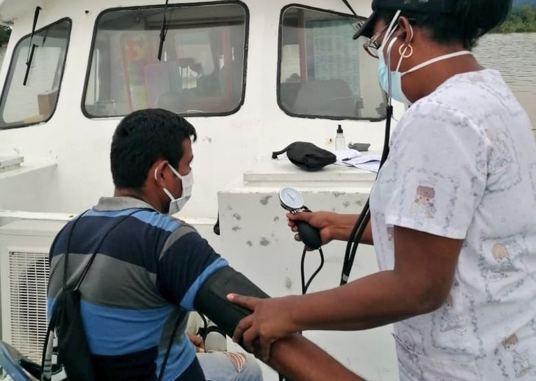 Ejército realiza jornada médica y entrega víveres en Izabal