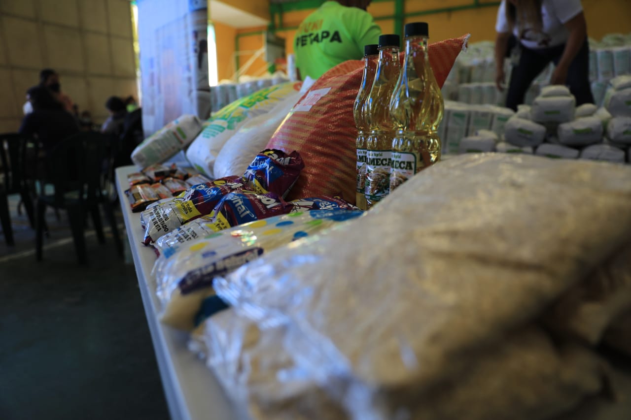 Vecinos de San Miguel Petapa reciben alimentos