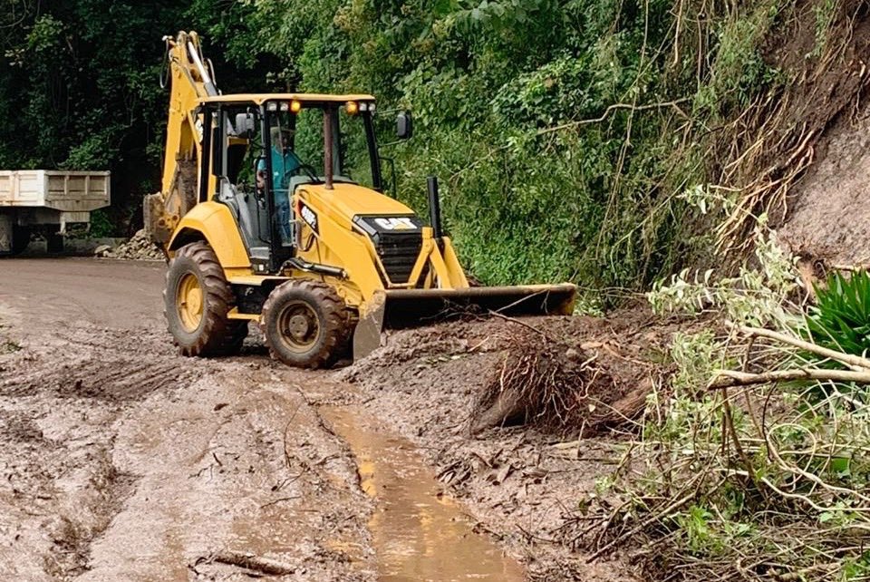 Habilitan paso de tramos carreteros dañados por depresiones tropicales