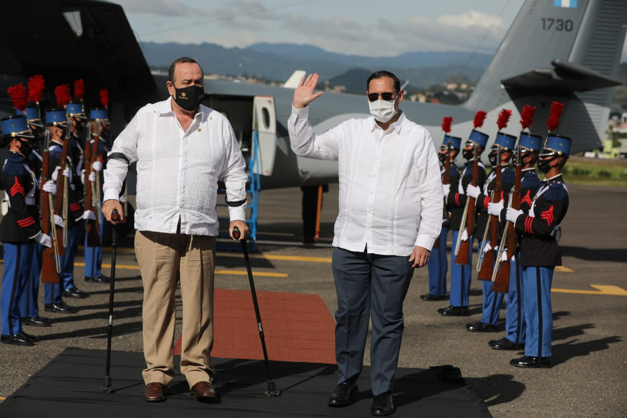 Presidente Alejandro Giammattei arriba a Honduras