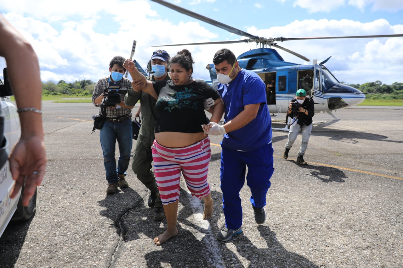 Exitoso rescate de mujer embarazada en aldea de Izabal