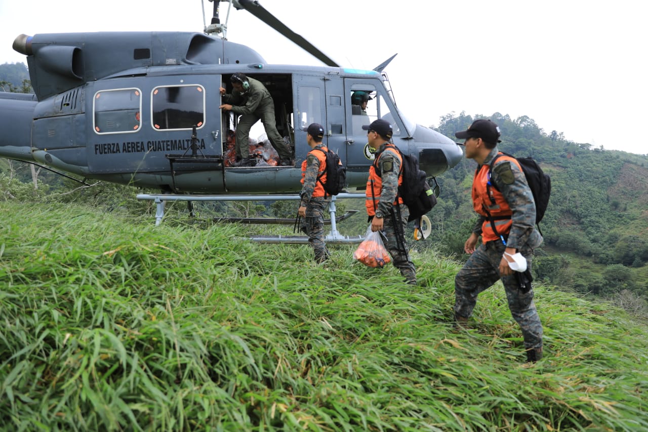 Ejército sigue apoyando a los damnificados por medio de sus fuerzas de aire, mar y tierra