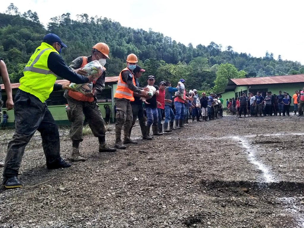 Ejército distribuye alimentos en lugares de difícil acceso en Izabal