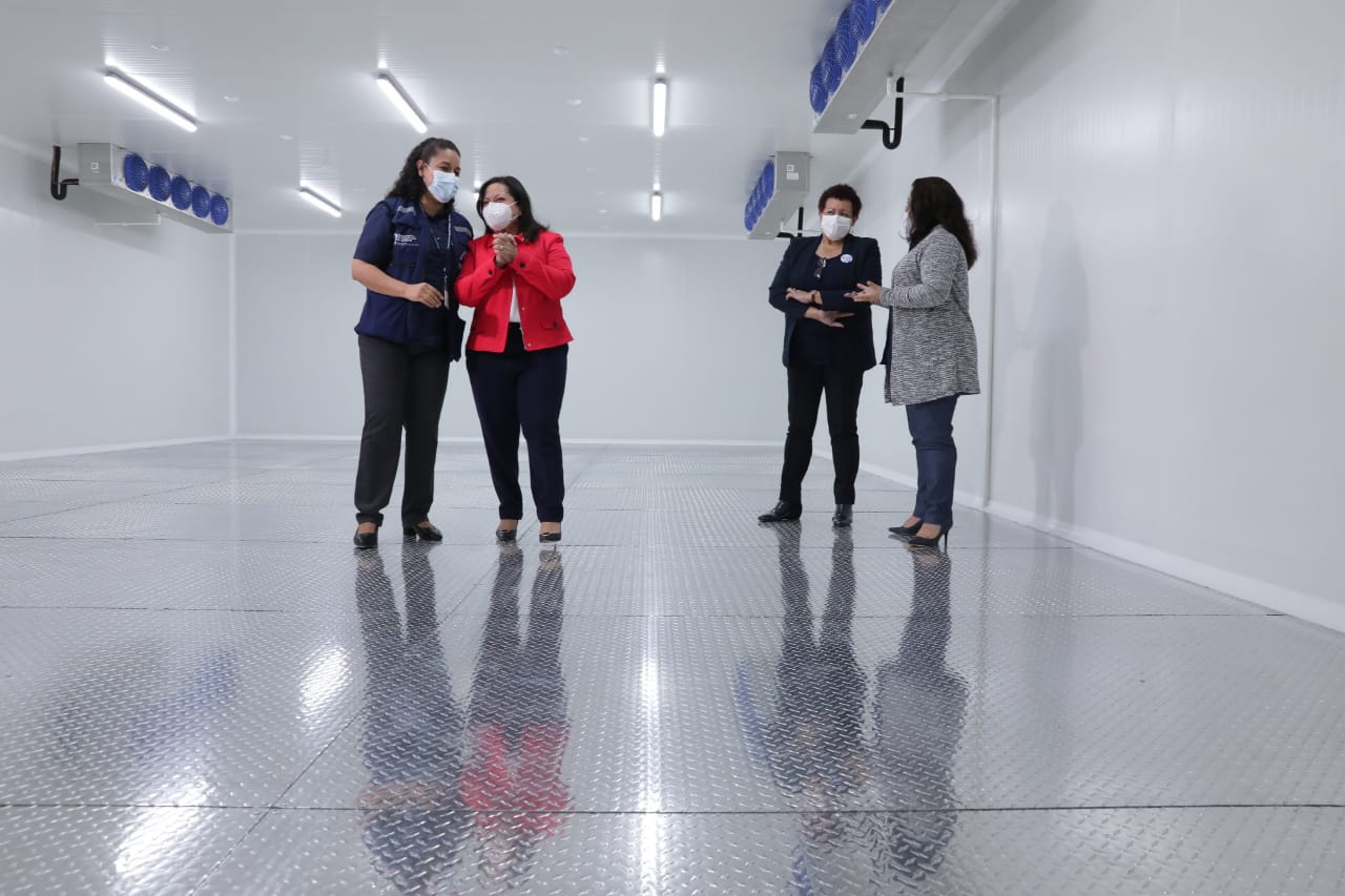 Autoridades del Ministerio de Salud inauguraron el cuarto frío para almacenamiento de la vacuna contra el COVID-19./Foto: Álvaro Interiano.