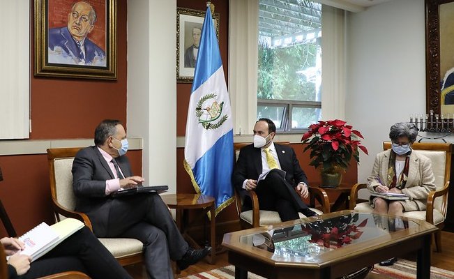 Canciller Pedro Brolo y el embajador de la República de Francia, Jean François Charpentier