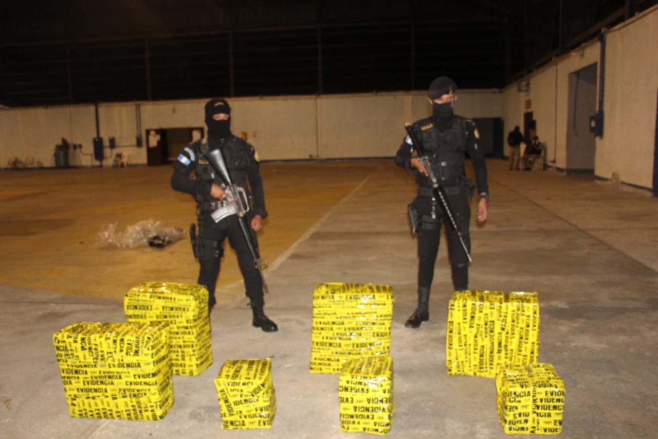 Fuerzas de seguridad encuentran cocaína en aeronave localizada en Petén
