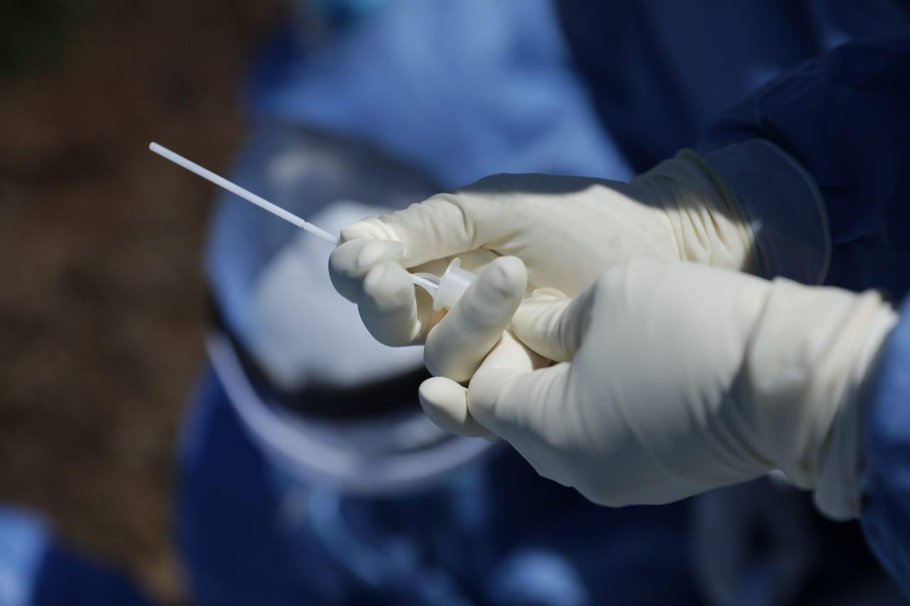 Pruebas de COVID-19 y kits de medicamentos estarán disponibles durante el asueto