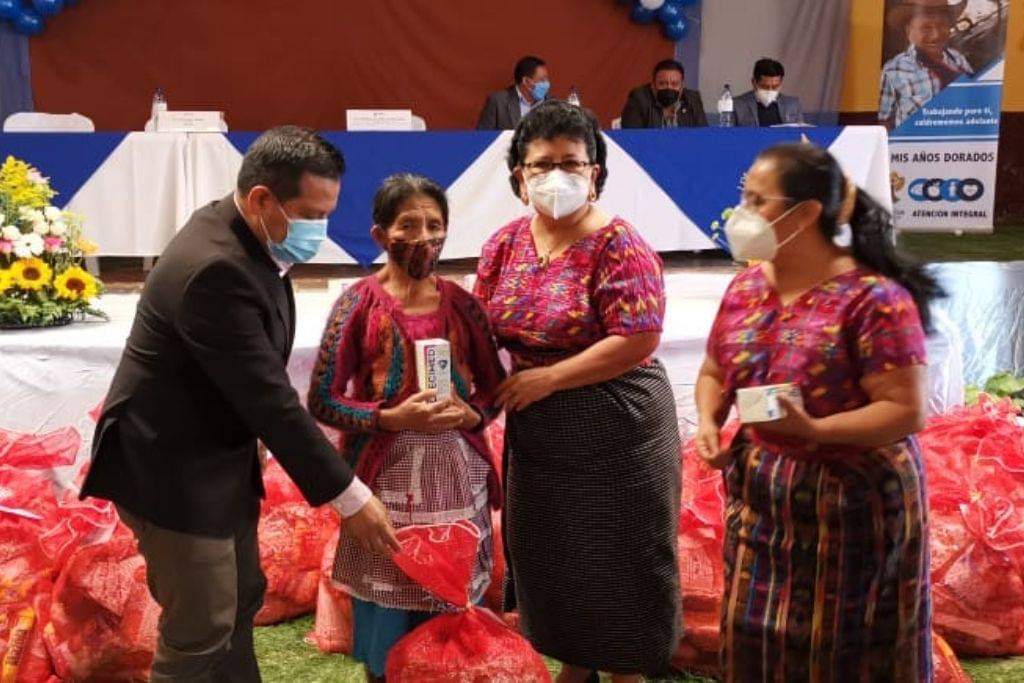 Entregan alimentos a adultos mayores en Chimaltenango