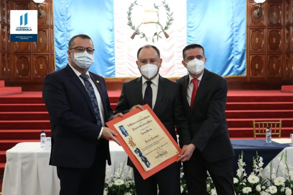 Cultura entrega Premio Carlos Mérida a Darío Escobar