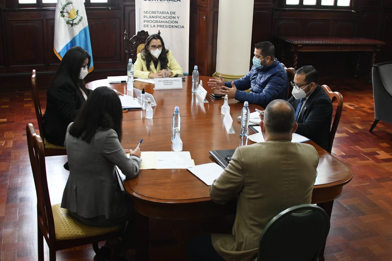 Reunión de trabajo por la construcción de las escuelas del bicentenario.
