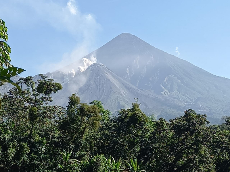 Monitorean actividad del volcán Santiaguito, que ha intensificado su actividad