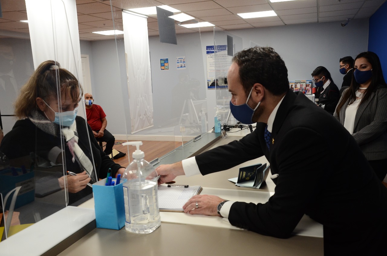 Canciller verifica emisión de pasaportes en Florida, Estados Unidos