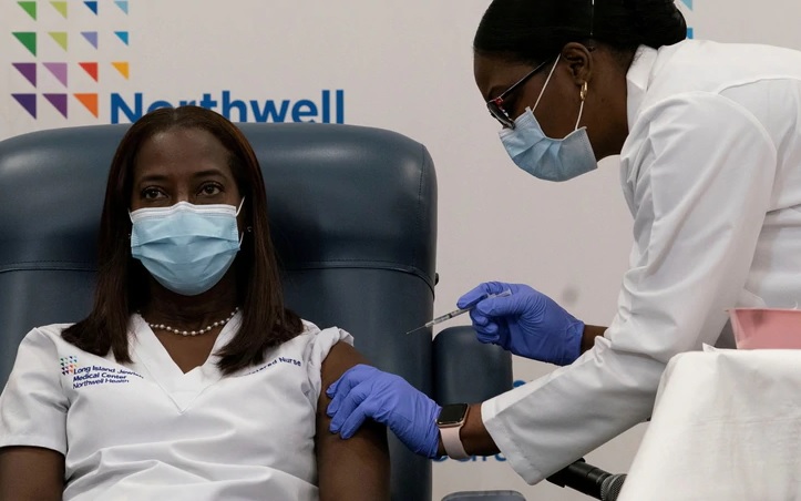 Una enfermera fue la primera en recibir la vacuna de Pfizer en Nueva York