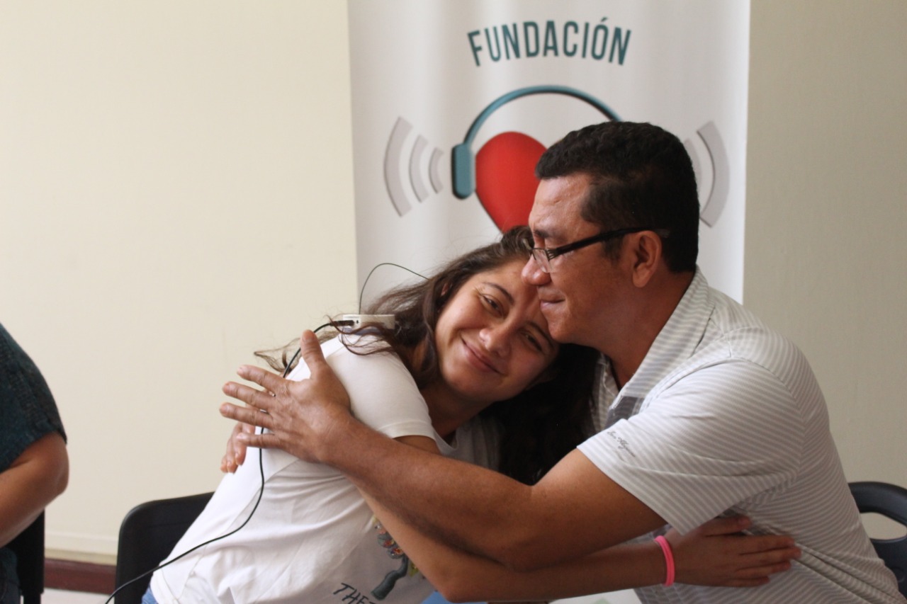 Padre esperó 20 años para que su hija escuchara su voz