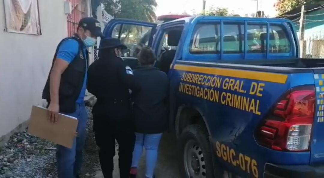 Capturan a mujer cuando instalaba dispositivo en cajero automático