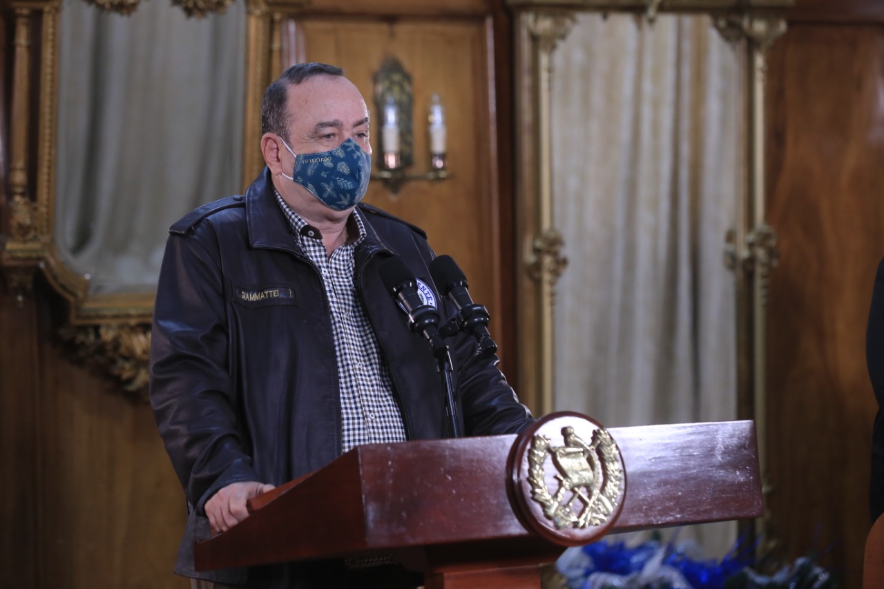 Presidente insta a continuar con medidas de seguridad para evitar cierre del país