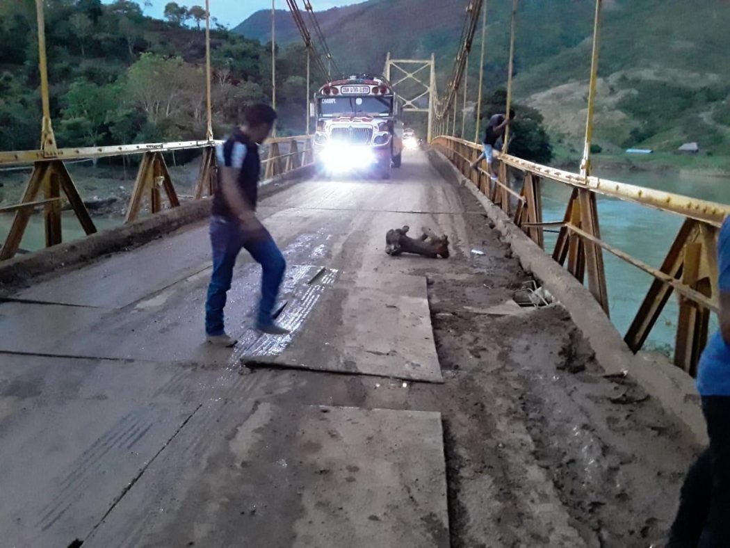 Restringen paso de transporte pesado por puente Cahaboncito