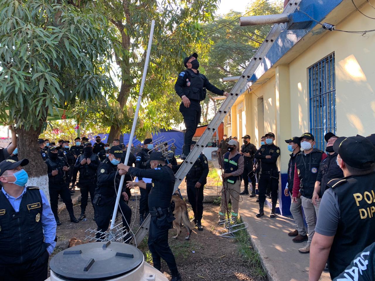 Localizan antenas receptoras de señal telefónica en cárcel El Infiernito