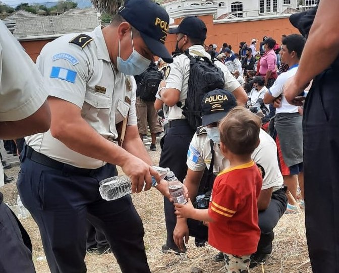 Agentes de la PNC brindan apoyo a un hijo de migrantes hondureños