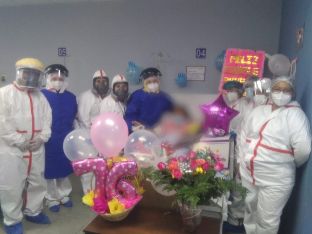 Personal de hospital de Santa Lucía Cotzumalguapa celebra los 76 años de paciente con coronavirus