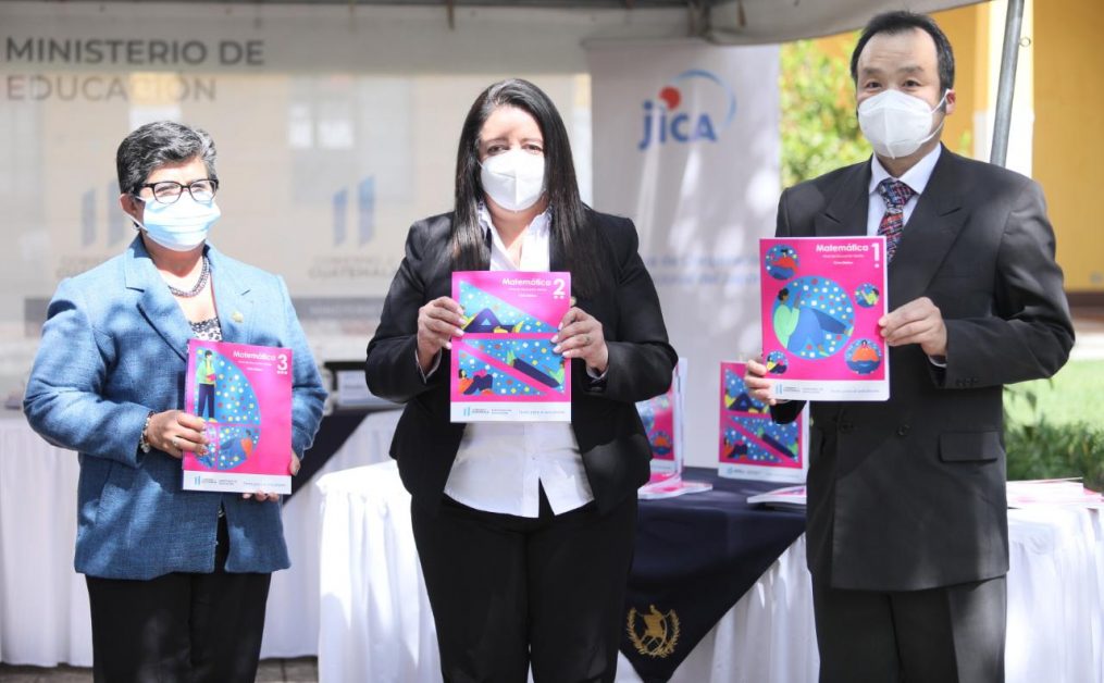 Donan 150 mil libros de texto de matemática a institutos por cooperativa