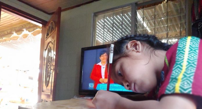 Debido a la pandemia, el Mineduc implementó la educación a distancia.