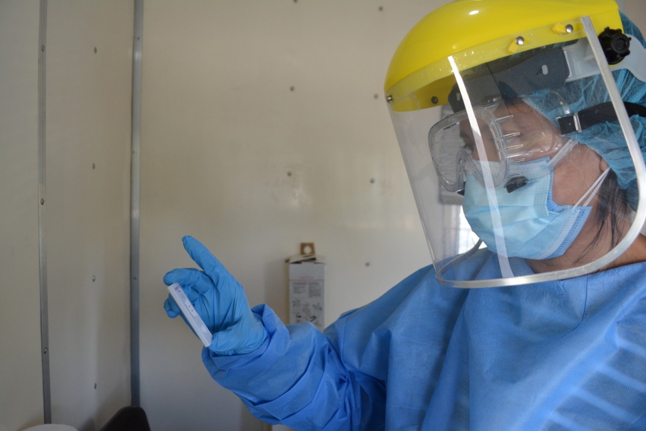 Personal del Ministerio de Salud procesas las pruebas de coronavirus en el país./Foto: MSPAS.