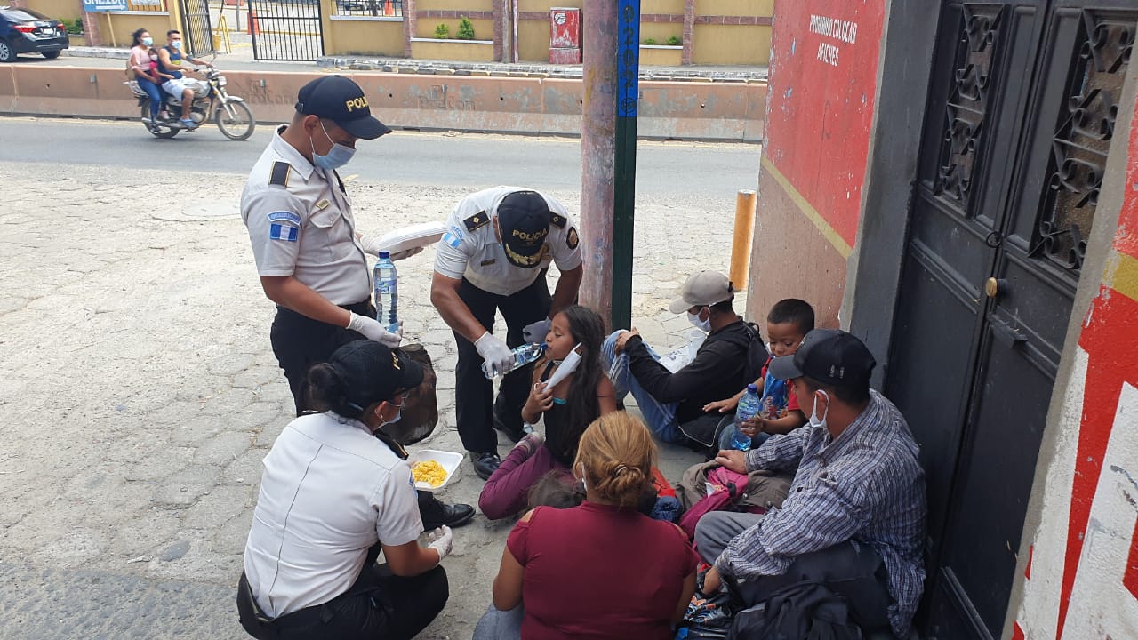 PNC realiza inédita labor humanitaria en caravana de migrantes