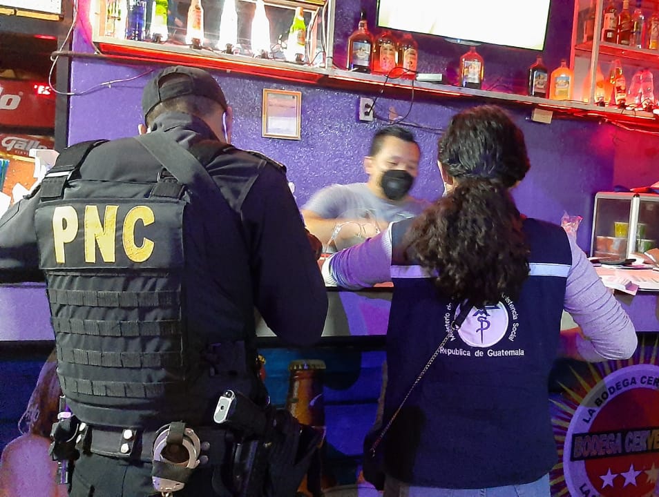 PNC y MSPAS verifican cumplimiento de la ley seca en Guatemala./Foto: PNC.