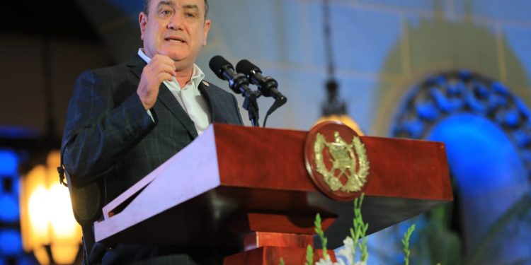 Presidente Giammattei reitera compromiso con la educación