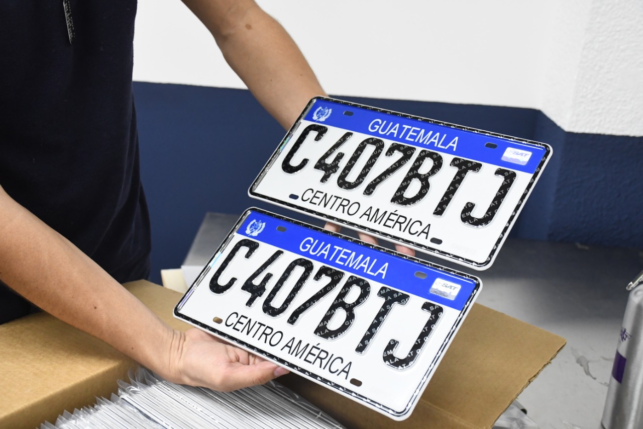 SAT entregará más de 30 mil placas metálicas en enero