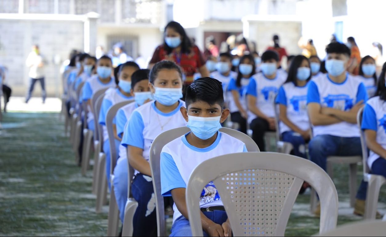 Presidente participa en inauguración de escuela en Chimaltenango