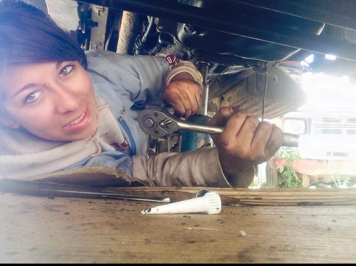 “Una mujer puede trabajar en mecánica automotriz” dice egresada de instituto de Huehuetenango