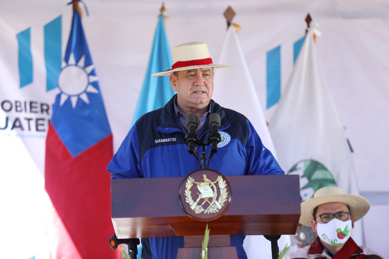 Presidente Giammattei informa sobre el ingreso de 800 mil dosis de vacunas contra el COVID-19
