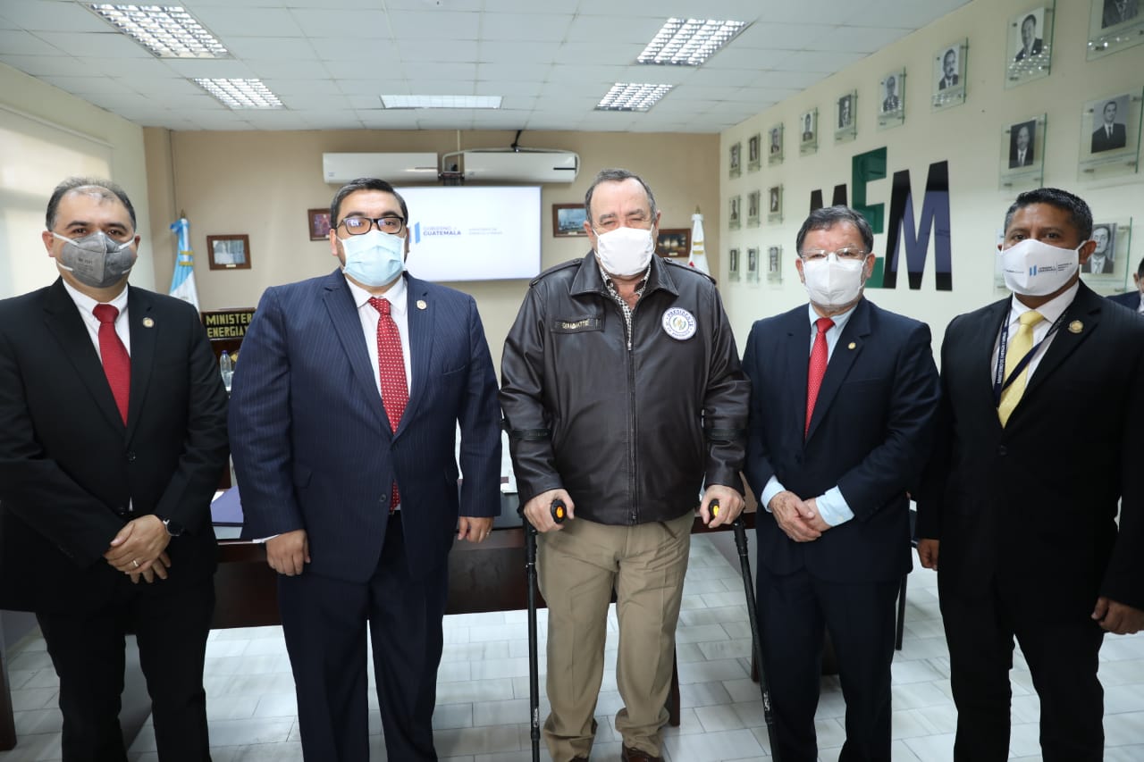 Presidente visita el MSPAS y el MEM