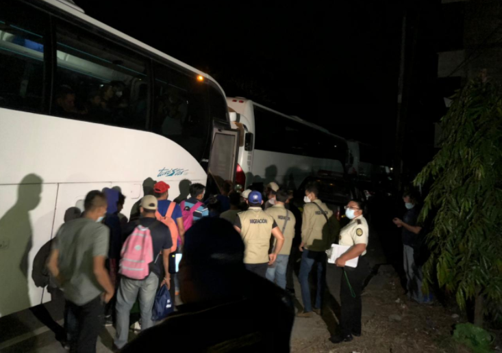 Guatemala retorna a más de mil 800 personas de la caravana del migrante
