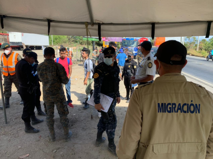 Guatemala retorna a 3 mil 386 personas de caravana de migrantes