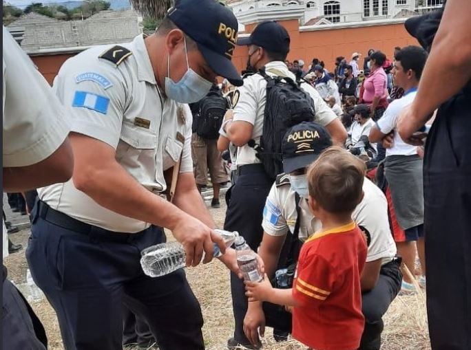 Migrantes reciben orientación para cumplir con la ley