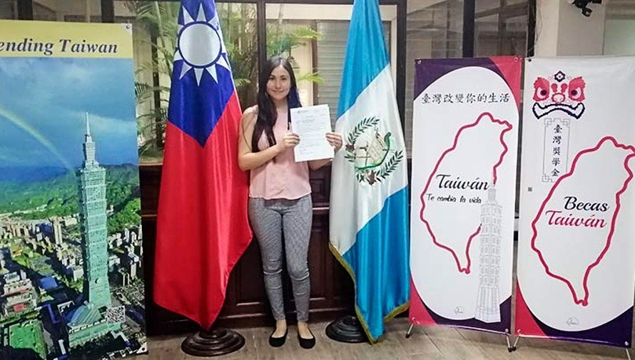 estudiante beneficiaria con la beca