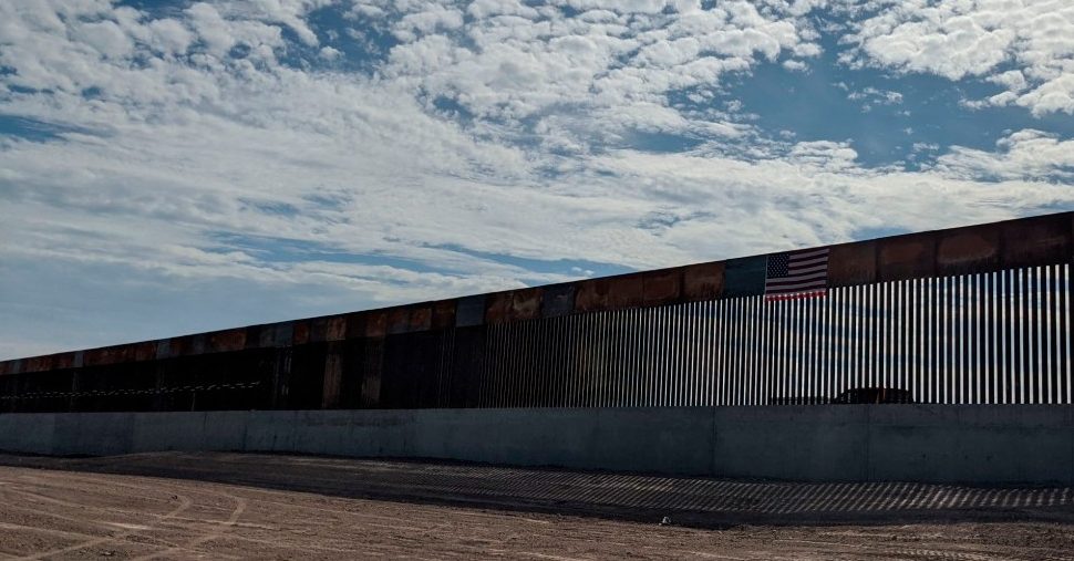 Biden frena construcción de muro fronterizo
