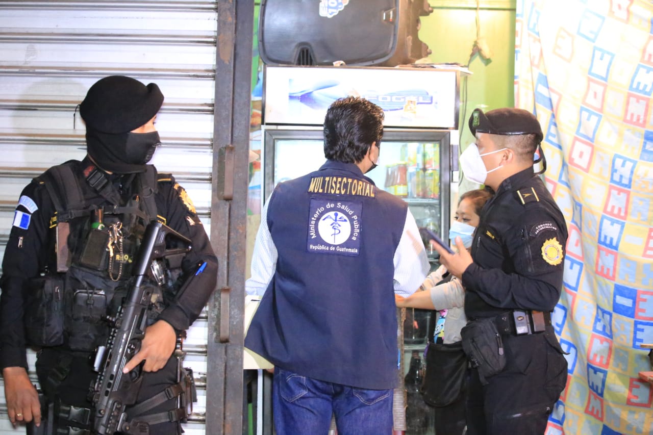 Agentes de la Policía Nacional Civil inspeccionan ventas de licor