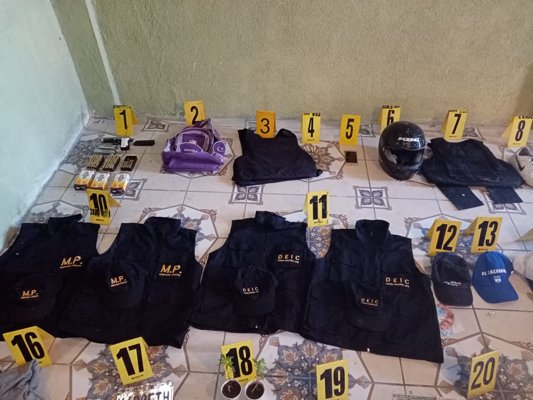 Localizan chalecos antibalas, armas y municiones en guarida de pandilleros