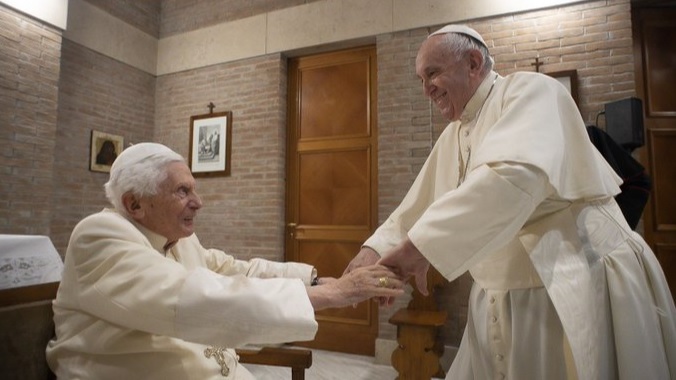 Papa Francisco recibe primera dosis de vacuna contra el COVID-19