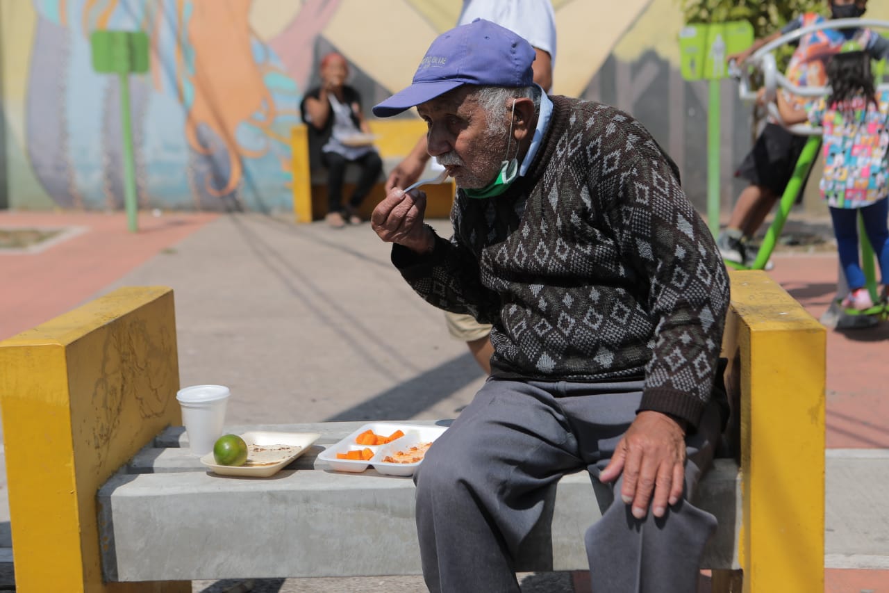 Inés Oliva, agradeció los alimentos que llegaron a colonia La Verbena, zona 7./Foto: Álvaro Interiano.