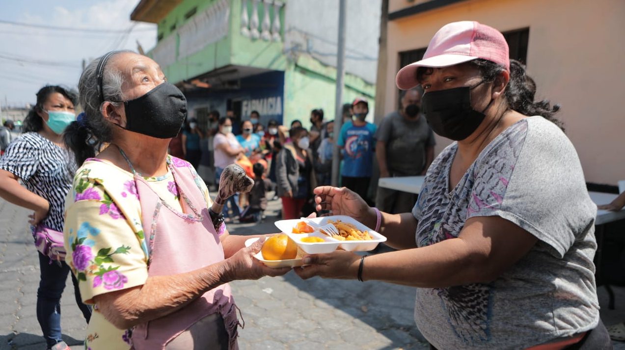 Guatemaltecos agradecieron los alimentos servidos en los comedores sociales./Foto: Álvaro Interiano.