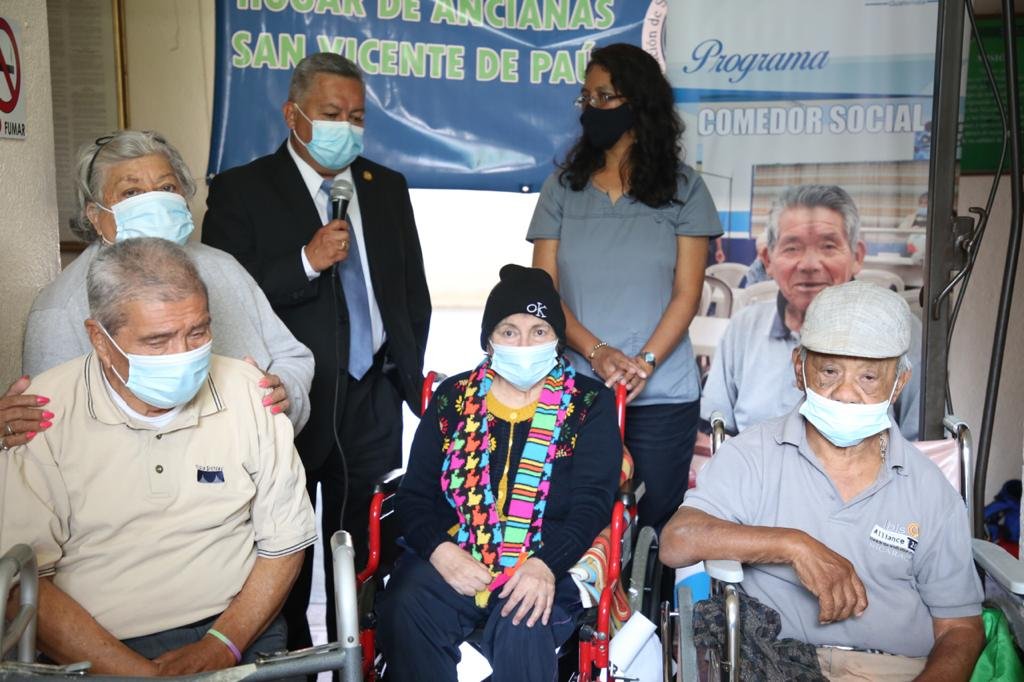 Entregan alimentos a adultos mayores albergados en asilo de la ciudad capital