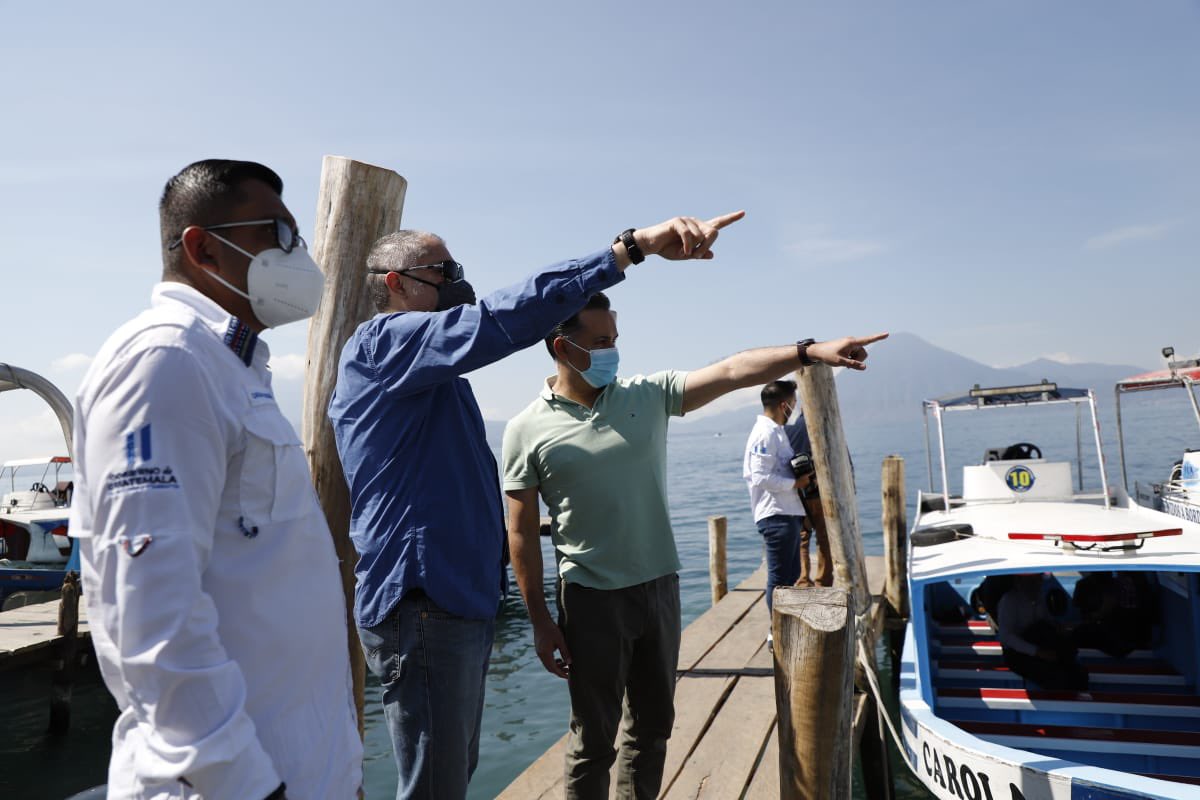 Realizan inspecciones para reducir la contaminación del lago de Atitlán