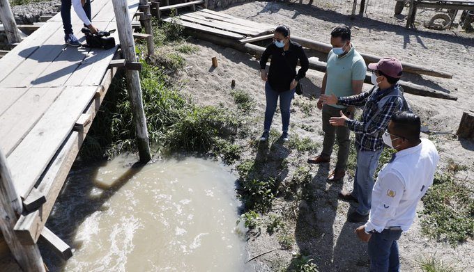 l ministro de Ambiente, Mario Rojas, verifica contaminación en lago de Atitlán